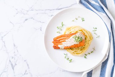 Kızarmış som balığı spagetti