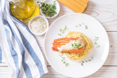 Kızarmış som balığı spagetti