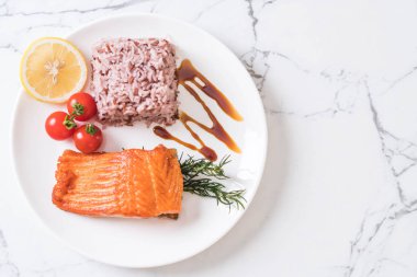 Berry pilavlı somon Steak 