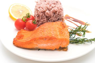 Berry pilavlı somon Steak