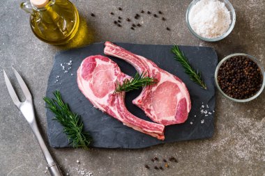 domuz pirzolası ham