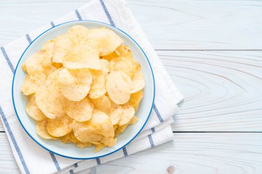 patates cipsi plaka üzerinde