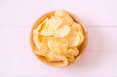 patates cipsi plaka üzerinde
