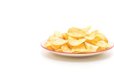 Beyaz arkaplanda patates cipsi