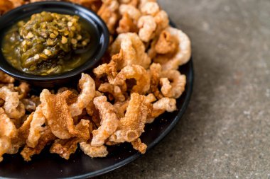 Kızarmış domuz eti rince ya da domuz eti aperatif Kuzey Tayland yeşil biber D ile