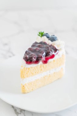 Böğürtlenli pasta plaka üzerinde