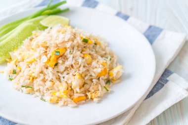 Yengeç kızarmış pilav