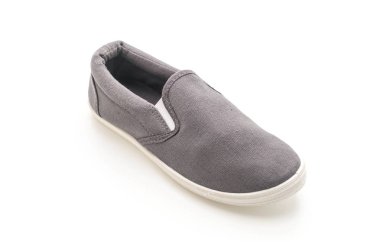 Beyaz arka planda gri spor ayakkabı 