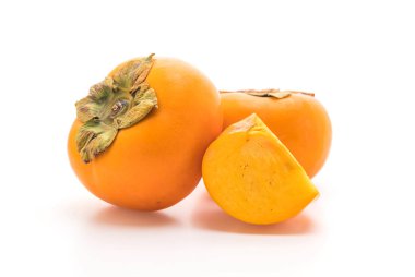 Beyaz arkaplanda taze hurma