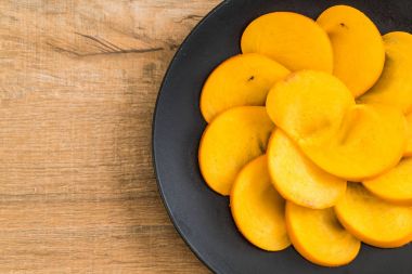 Trabzon hurması tabağa dilimlenmiş