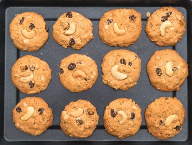 Kuru üzüm ve kavrulmuş kaşu fındık ile tatlılar