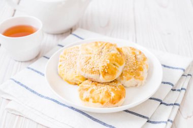 Asya tarzı ev yapımı elma pasta 