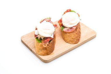 Beyaz arka plan üzerinde yumurta benedict