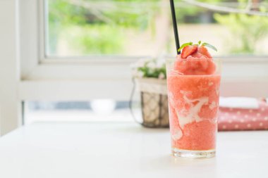 Çilekli yoğurt smoothies