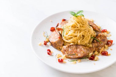 Sai Aua (Notrhern Tay baharatlı sucuk ile tavada kızartılmış spagetti)