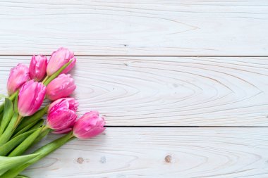 ahşap arka plan üzerinde Pembe Lale çiçek