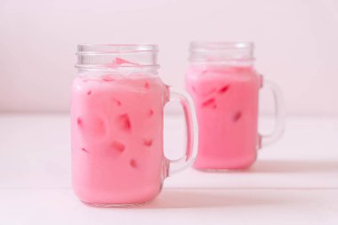 pembe çilek milkshake