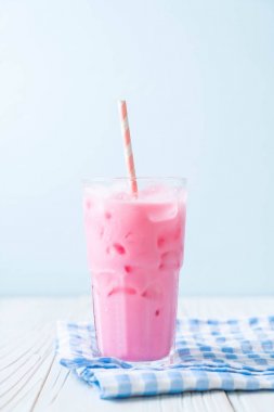 pembe çilek milkshake