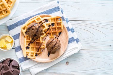 Çikolatalı dondurma waffle ile