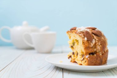 badem ile kuru üzüm Ekmek pasta