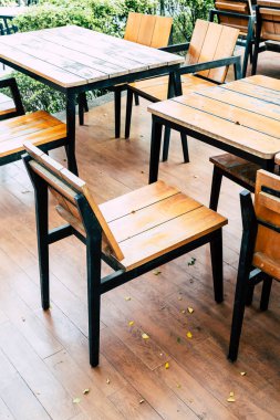 boş ahşap masa ve sandalye Açık Restoran