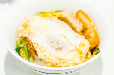 Kızarmış domuz pirzola kase yumurta ile