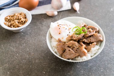 yumurta ile tepesinde pirinç Sarımsak soslu tavada kızartılmış domuz eti