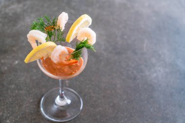 Karides kokteyl sosu ile