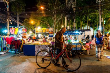 Chiang Mai, Tayland - 1 Ocak 2018: Gece seyahat turistler