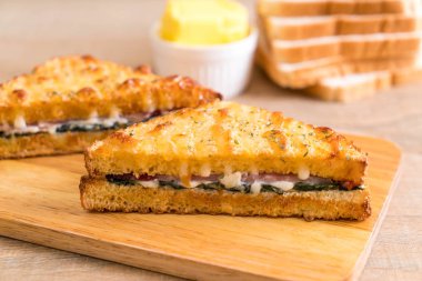 fırında ıspanak ve Jambonlu sandviç 