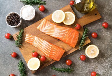 Limon domates Biberiye Biber ve tuz ile Çiğ somon fileto 