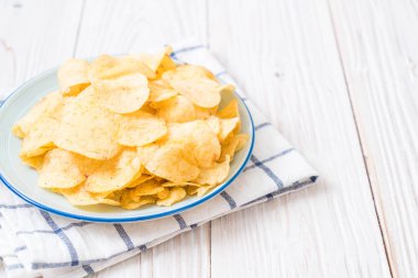 patates cipsi plaka üzerinde