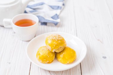 Çin böreği veya moon kek mung fasulye ezmesi ve tuz ile doldurulmuş