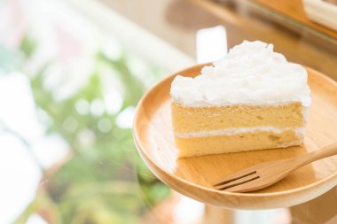 Hindistan cevizli pasta plaka üzerinde