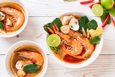 Tom Yum Goong baharatlı ekşi çorbası
