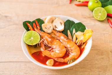 Tom Yum Goong baharatlı ekşi çorbası