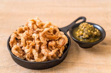 Kızarmış domuz eti rince ya da domuz eti aperatif Kuzey Tayland yeşil biber D ile