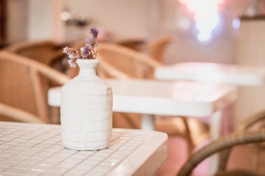 Vazo dekorasyonu masada çiçek