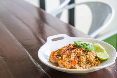 Kızarmış karidesli pilav yapıştırın