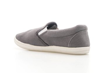 Beyaz arka planda gri spor ayakkabı 