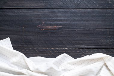 ahşap arka plan üzerinde mutfak bezi (peçete)