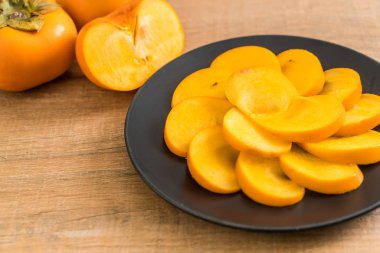 Trabzon hurması tabağa dilimlenmiş