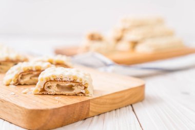 beyaz çikolata karamel ve gevrek gevrek bar ile