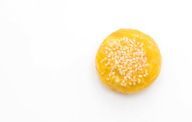 Çin böreği veya moon kek mung fasulye ezmesi ve tuz ile doldurulmuş