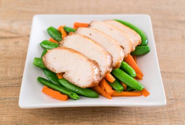 Yeşil bezelye ve havuç ile ızgara tavuk