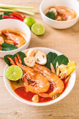 Tom Yum Goong baharatlı ekşi çorbası