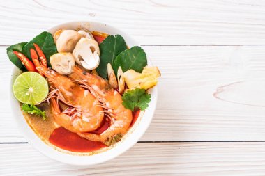 Tom Yum Goong baharatlı ekşi çorbası