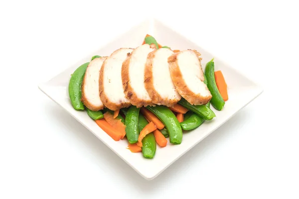 Pollo alla griglia con piselli verdi e carota — Foto Stock