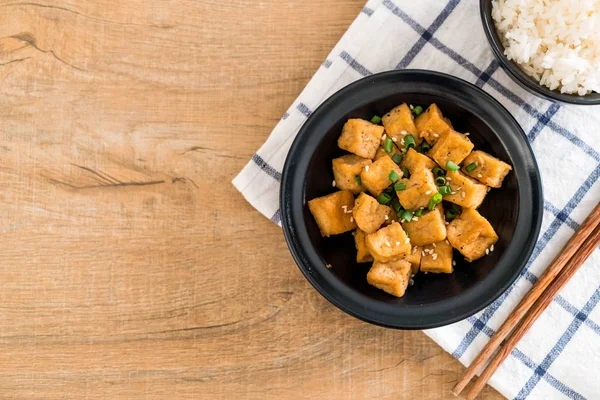 Tofu frit dans un bol au sésame — Photo