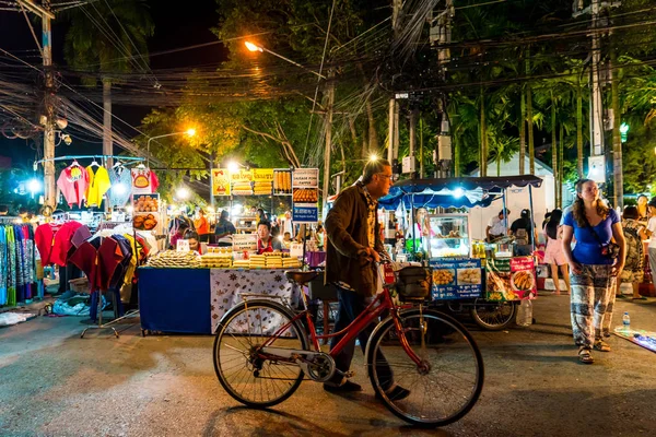 Chiang Mai, Tayland - 1 Ocak 2018: Gece seyahat turistler — Stok fotoğraf